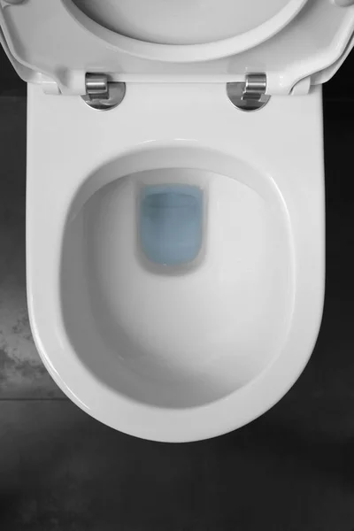 Pohled Shora Bílou Toaletní Mísu Zvýšeným Víčkem Černou Keramickou Podlahu — Stock fotografie