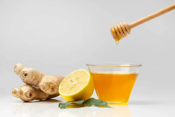 Honey Glass Bowl Dipper Pouring Honey Ginger Cut Lemon Green — Stock Photo, Image
