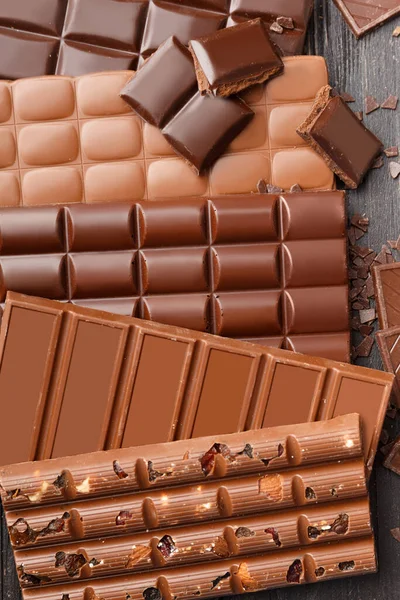 Siyah Süt Havalandırılmış Çikolata Fındıklı Çikolata Kuru Üzümlü Koyu Ahşap — Stok fotoğraf