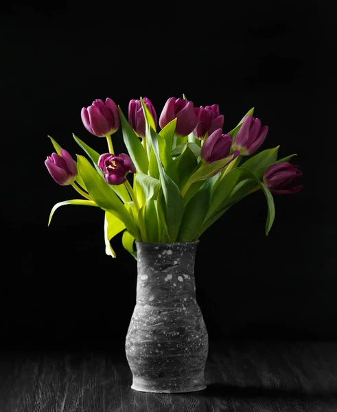 Фиолетовые Тюльпаны Вазе Ручной Работы Темном Фоне Много Красивых Фиолетовых — стоковое фото
