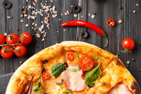 Pizza Met Jerky Olijven Kaas Kruiden Verse Groenten Een Zwarte — Stockfoto
