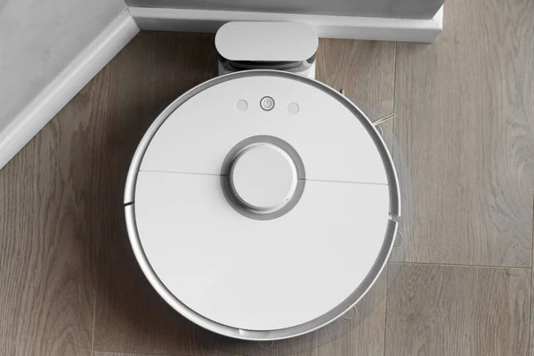 White Robot Vacuum Cleaner Adalah Pengisian Stasiun Docking Smart Cleaning — Stok Foto