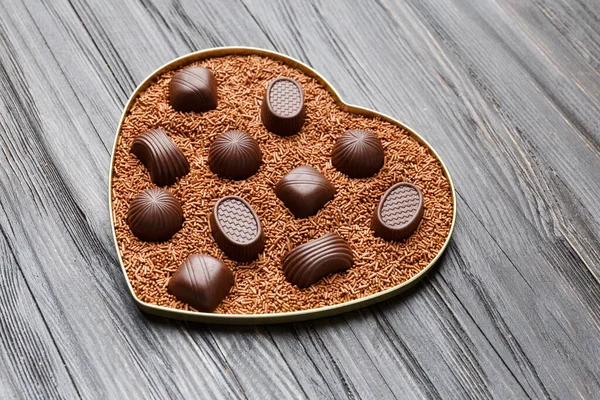 Csokoládé Cukorka Csokoládé Chips Egy Szív Alakú Doboz Sötét Háttér — Stock Fotó