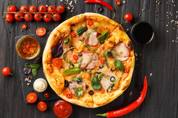 Pizza Met Jerky Olijven Kaas Kruiden Een Zwarte Stenen Schaal — Stockfoto