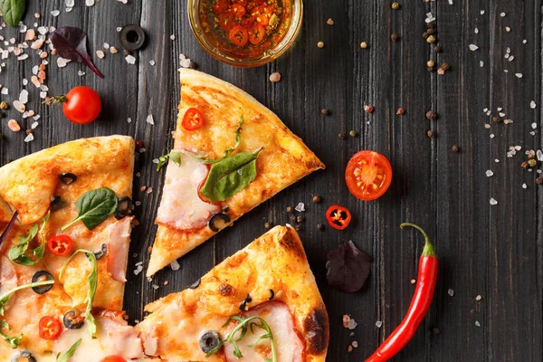Pizza Met Jerky Kaas Gesneden Pizza Saus Verse Groenten Specerijen — Stockfoto