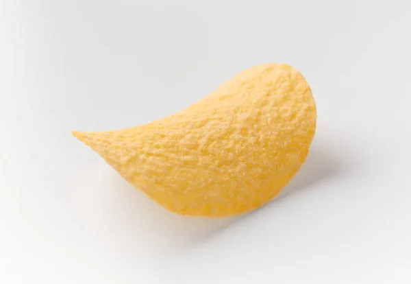 Jeden Chipsy Ziemniaczane Izolowane Białym Tle Przekąski Piwne Chrupiące Chipsy — Zdjęcie stockowe