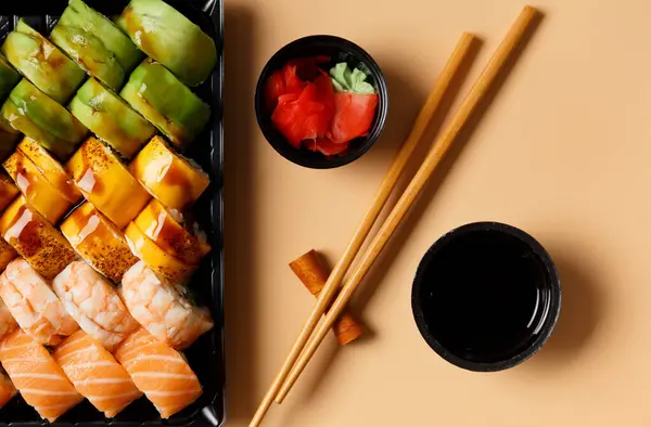 Una Serie Involtini Sushi Pacchetti Plastica Asporto Con Salsa Soia — Foto Stock