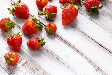 Büyük olgun taze organik çilek meyveleri ahşap bir zemin üzerinde metin için yer ile.