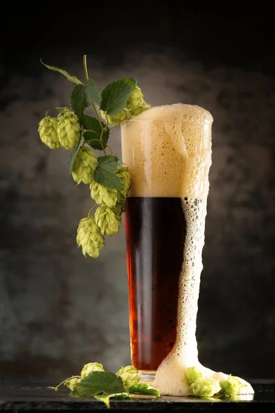 Dunkles Bier Becher Und Grüner Hopfen Auf Einem Holztisch Vor — Stockfoto