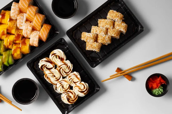 Uppsättning Sushi Rullar Plast Takeaway Paket Med Sojasås Ingefära Wasabi — Stockfoto