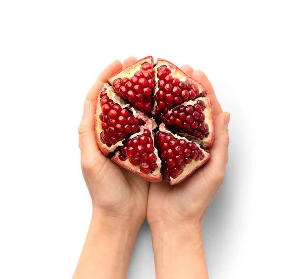 白い背景の上面に手で皮をむいたザクロを熟す 分離上の手のひらにカットピールと全体のザクロ 健康的な果物 — ストック写真