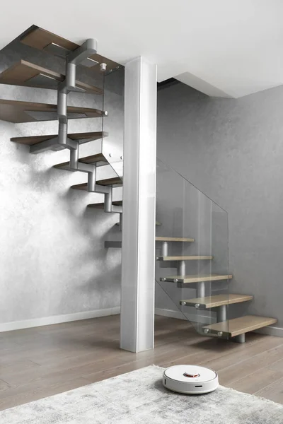 Uma Escadaria Com Degraus Madeira Uma Cerca Vidro Elegante Uma — Fotografia de Stock