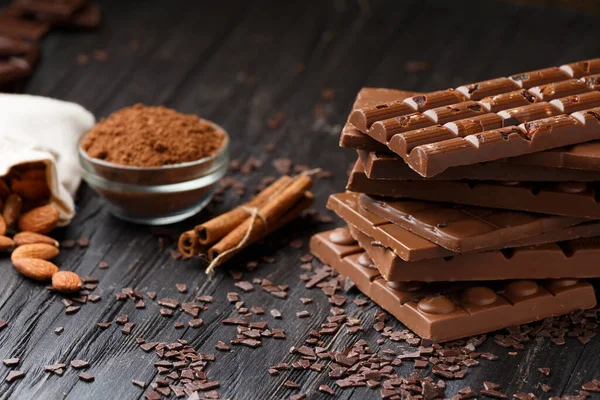 Fındıklı Yapımı Çikolata Koyu Çikolata Parçaları Koyu Ahşap Arka Plan — Stok fotoğraf