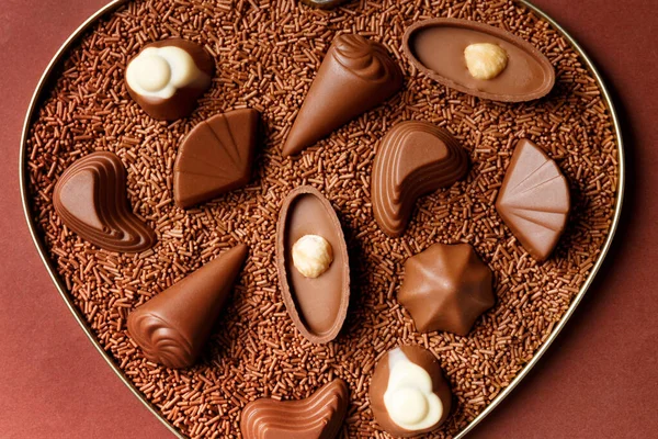 Csokoládé Cukorka Csokoládé Chips Egy Szív Doboz Egy Barna Háttér — Stock Fotó