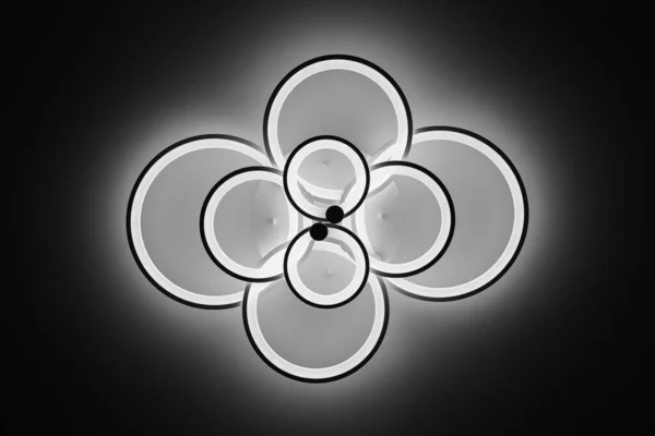 天井には明るい近代的なLedリングランプ 下の図 — ストック写真