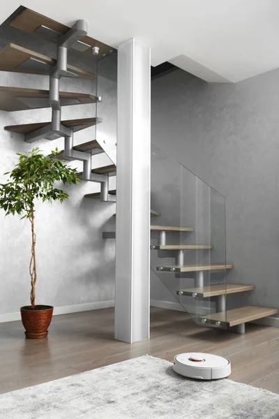 Uma Escadaria Com Degraus Madeira Uma Cerca Vidro Elegante Uma — Fotografia de Stock