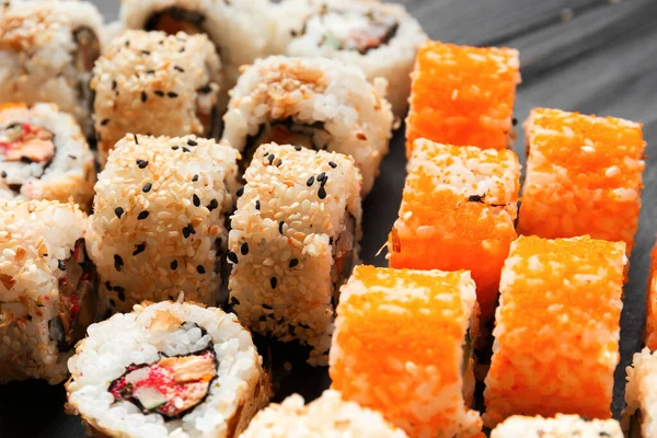 Set Involtini Sushi Con Salmone Tonno Caviale Semi Sesamo Piatto — Foto Stock