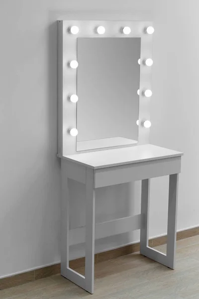 大きな鏡と壁に照明を備えた白い化粧テーブル メイクアーティストの職場 モダンなドレッシングルーム — ストック写真