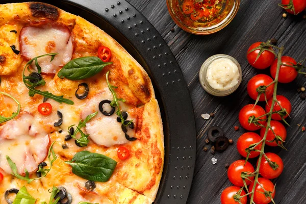 Pizza Met Jerky Olijven Kaas Kruiden Een Zwarte Ronde Bakvorm — Stockfoto