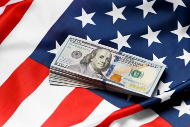Amerikan bayrağı ve yüz dolarlık banknotlar. İş, finans, ekonomi, uluslararası para birimi kavramı.