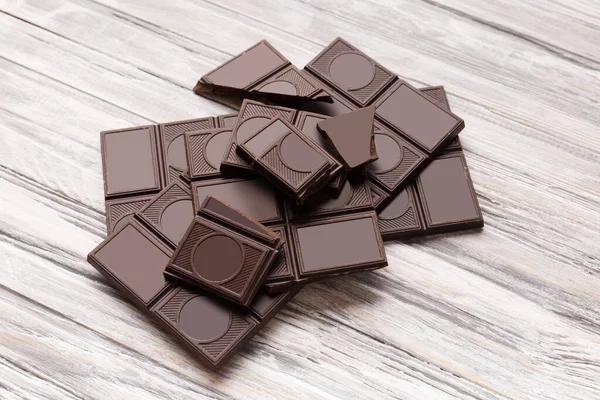 ダークチョコレートと壊れたチョコレートのバー全体グレーの木製の背景 トップビュー チョコレートの背景 — ストック写真
