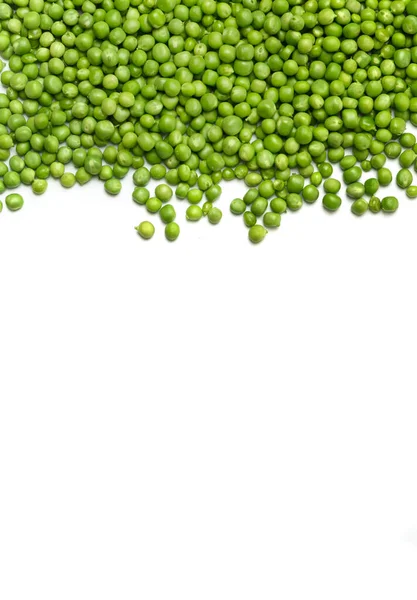 新鮮な緑のエンドウ豆は白い背景 トップビュー コピースペースに散在しています 白い背景に有機緑のエンドウ豆の殻粒 植物性タンパク質健康的な製品 — ストック写真