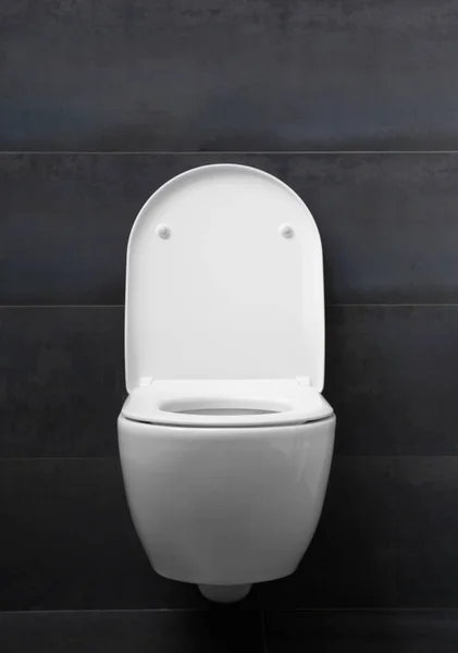 Sebuah Toilet Putih Modern Yang Dipasang Dinding Dengan Kursi Rendah — Stok Foto