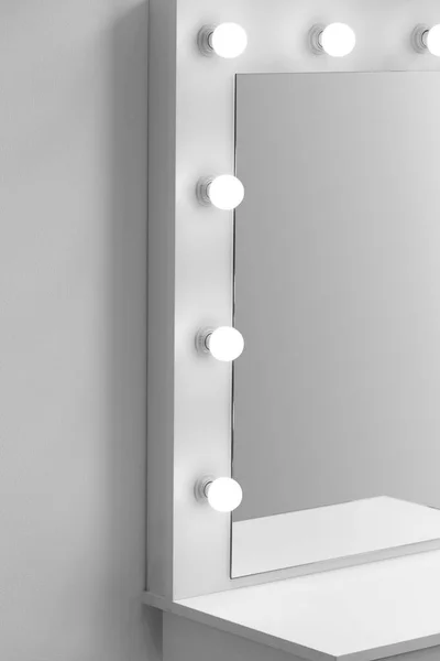 Bílý Make Toaletní Stolek Velkým Zrcadlem Světla Pozadí Stěny Close — Stock fotografie