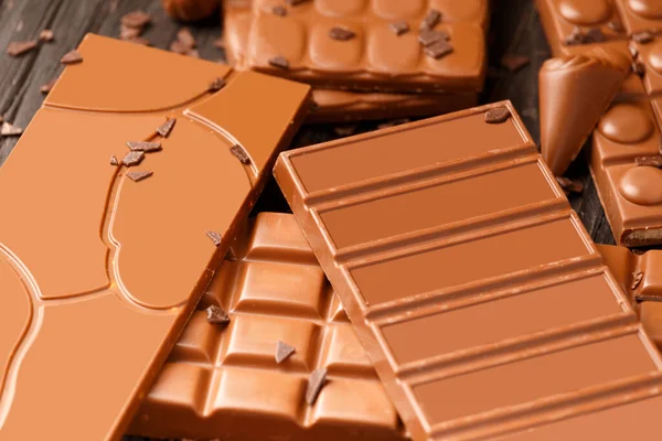 Koyu Ahşap Arka Planda Çikolata Tatlı Çeşitleri Şekerleme Konsepti Çikolatanın — Stok fotoğraf