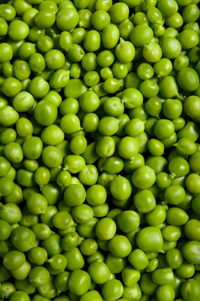 背景为鲜绿色豌豆 质感完美的花瓣甜豌豆为背景 顶部观景 蔬菜背景 植物蛋白 健康产品 — 图库照片