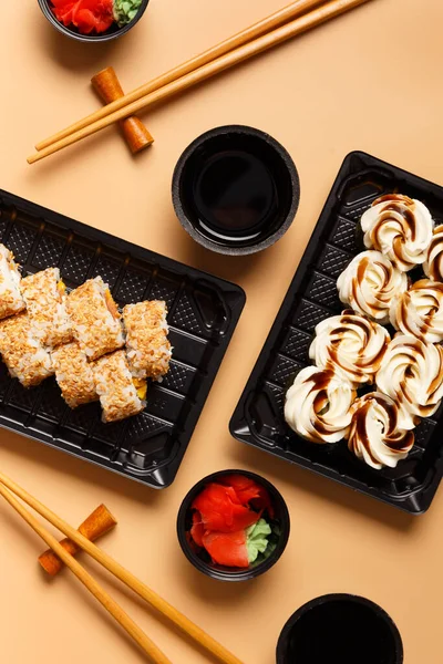 Rotoli Sushi Con Salmone Mango Crema Formaggio Confezioni Bastoncini Cinesi — Foto Stock