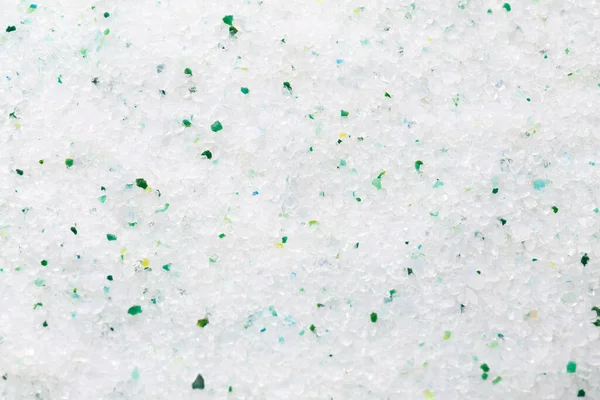 硅胶白色与绿色水晶猫窝 纯硅胶晶体的背景 天然的宠物垃圾 动物护理 — 图库照片