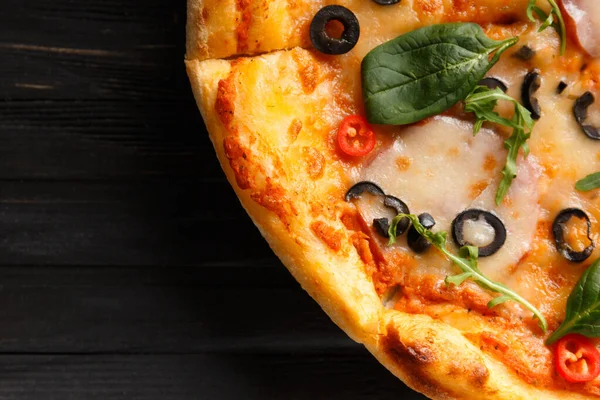 Italiaanse Pizza Met Jerky Kaas Olijven Kruiden Een Donkere Houten — Stockfoto