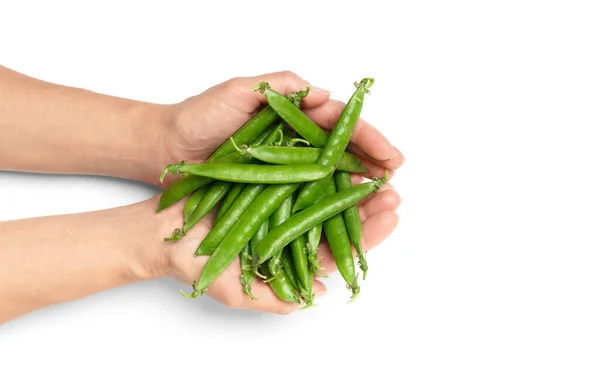 手中拿着一盆新鲜的绿色豌豆 背景是白色的 顶视图 雌掌中的有机绿豆 植物蛋白 健康产品 — 图库照片