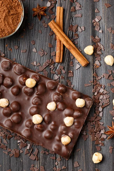 Kézzel Készített Csokoládé Mogyoróval Étcsokoládé Darabok Kakaó Egy Sötét Háttér — Stock Fotó