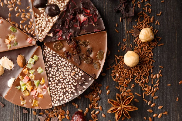Kreatív Összetétel Csokoládé Formájában Pizza Kandírozott Gyümölcsök Dió Száraz Bogyók — Stock Fotó