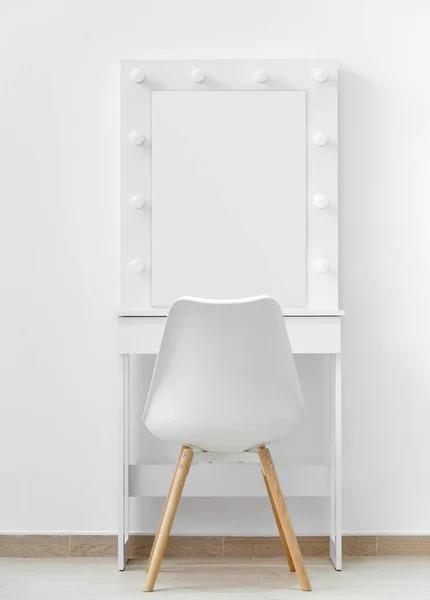 大きな鏡とランプ 壁の背景に白い椅子と化粧のための白いドレッシングテーブル メイクアーティストの職場 モダンなドレッシングルーム — ストック写真
