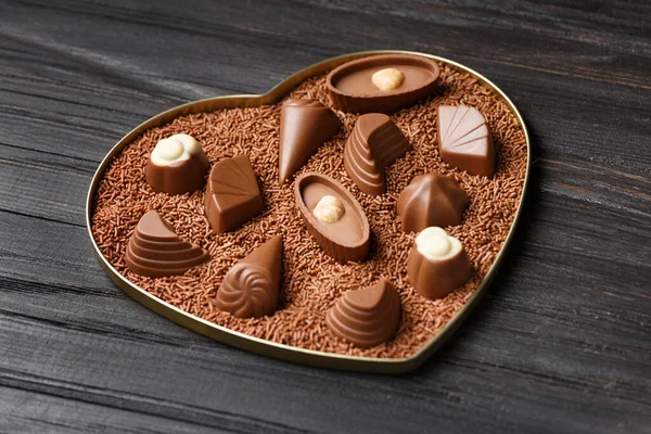 Csokoládé Cukorka Csokoládé Chips Egy Szív Alakú Doboz Sötét Háttér — Stock Fotó