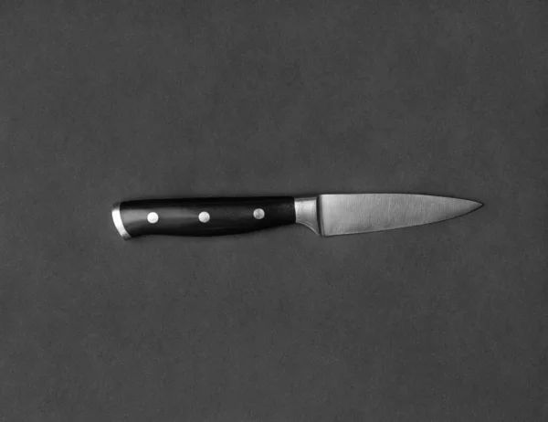 黑色背景上有黑色柄的厨房刀 刀在黑暗的背景顶部的观点 厨房用具 刀刃宽的刀具 — 图库照片