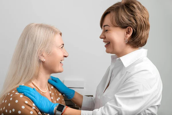 Raadpleging Een Kosmetologische Kliniek Professionele Arts Cosmetoloog Volwassen Vrouw Glimlachen — Stockfoto