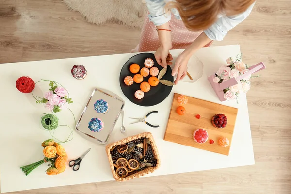 Chicas Cocina Haciendo Flores Con Jabón Hobby Proceso Creativo Regalos —  Fotos de Stock