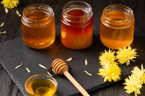 Various Honey Open Jars Bowl Wooden Dipper Drop Honey Stone — Stock Photo, Image
