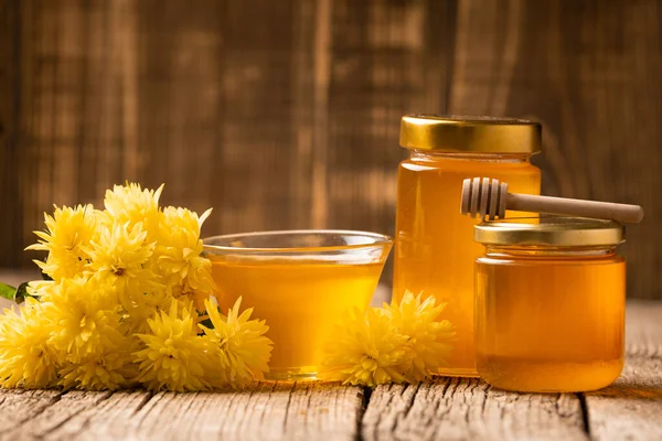 Creative Composition Honey Glass Jar Bowl Wooden Dipper Yellow Flowers — Stock Photo, Image
