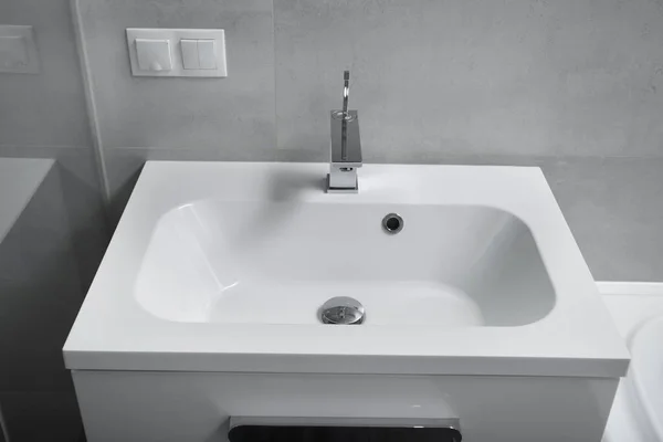 Interior Moderno Banheiro Lavatório Branco Com Gavetas Torneira Cromada Tomada — Fotografia de Stock