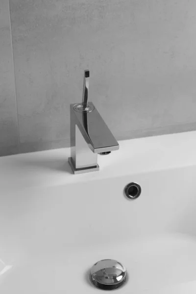 Modern Banyo Içi Çekmeceli Beyaz Lavabo Krom Musluk Soket Düğme — Stok fotoğraf