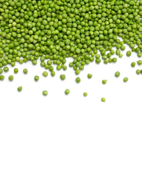 新鮮な緑のエンドウ豆は白い背景 トップビュー コピースペースに散在しています 白い背景に有機緑のエンドウ豆の殻粒 植物性タンパク質健康的な製品 — ストック写真