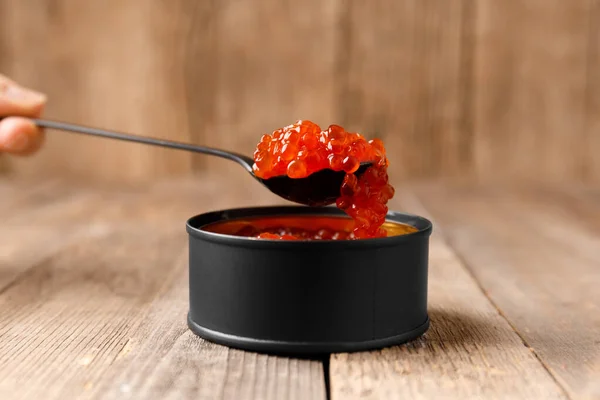 Caviar Saumon Rouge Dans Une Boîte Ouverte Noire Une Cuillère — Photo