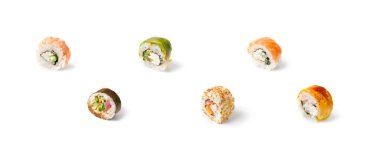 Beyaz arka planda izole edilmiş karides, somon, peynir ve avokado soslu suşi ruloları. Yakın plan, reklam, afiş..