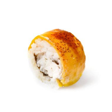 Peynirli suşi rulosu, yakın plan, beyaz arka plan izole edilmiş.