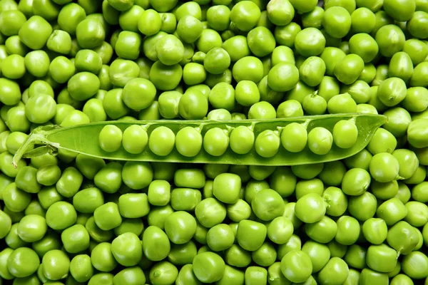 Background Fresh Green Peas Open Pod Lies Grains Peeled Sweet — Stock Photo, Image